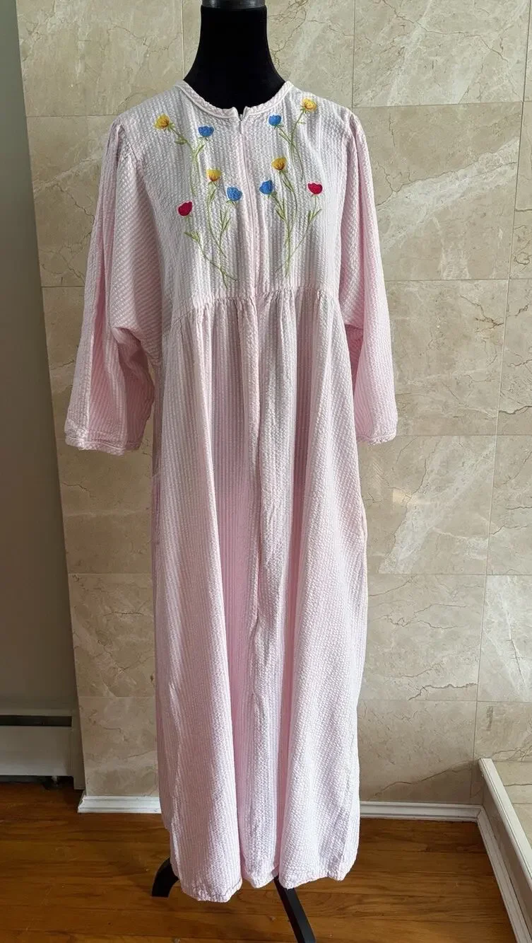 VTG 70s Herbcraft Pink Seersucker House Coat Dress — L Floral Embroidered Lounge